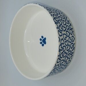 Fringe STUDIO dog or cat pet bowl.  Blue hearts.  5" in Dia. and 2" high.  Cute.